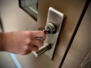 Seguros anti-okupas: Coberturas legales y de daños ante la ocupación ilegal